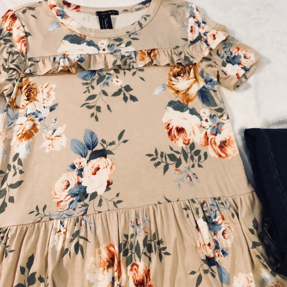 🔵 1 Large Left!! 🔵 Tan floral peplum top - Picture 5 of 8